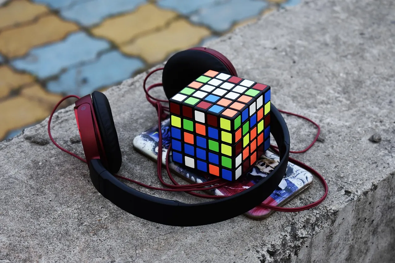 Headphone, cube, music