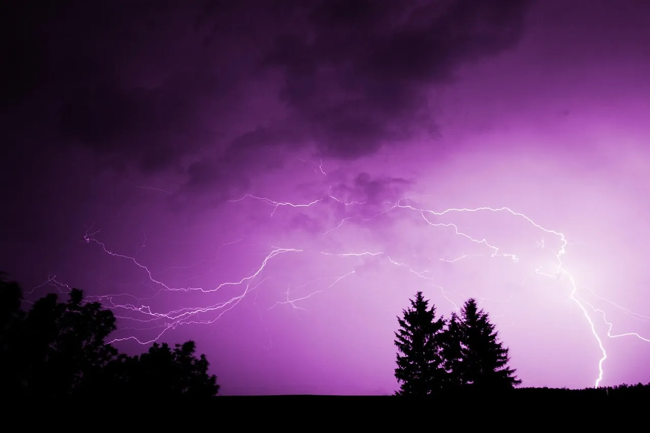 Thunderstorm, lightning bolt, clouds